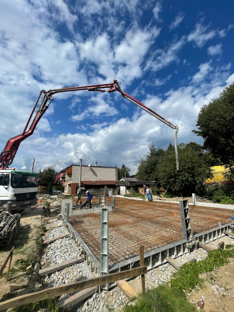 Betónovanie základovej dosky čerpadlom – betónovanie základovej dosky rodinného domu