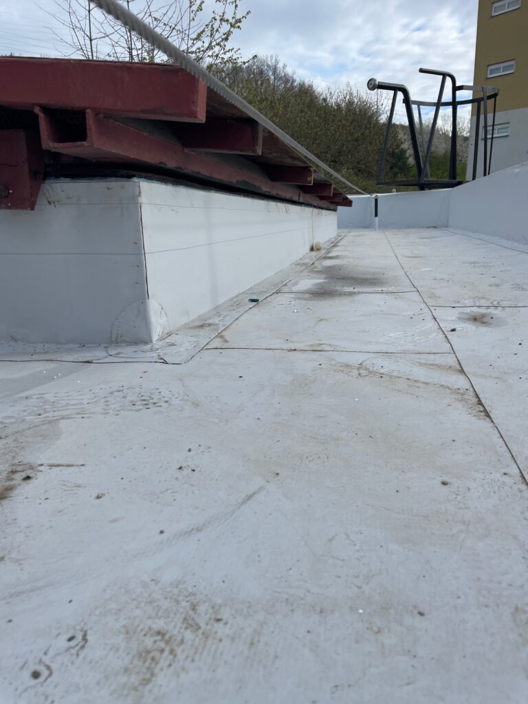 Detail zvarenia PVC fólie v rohu a okolo konštrukcie – hydroizolácia plochých striech, Nemocnica Na Homolce, Praha