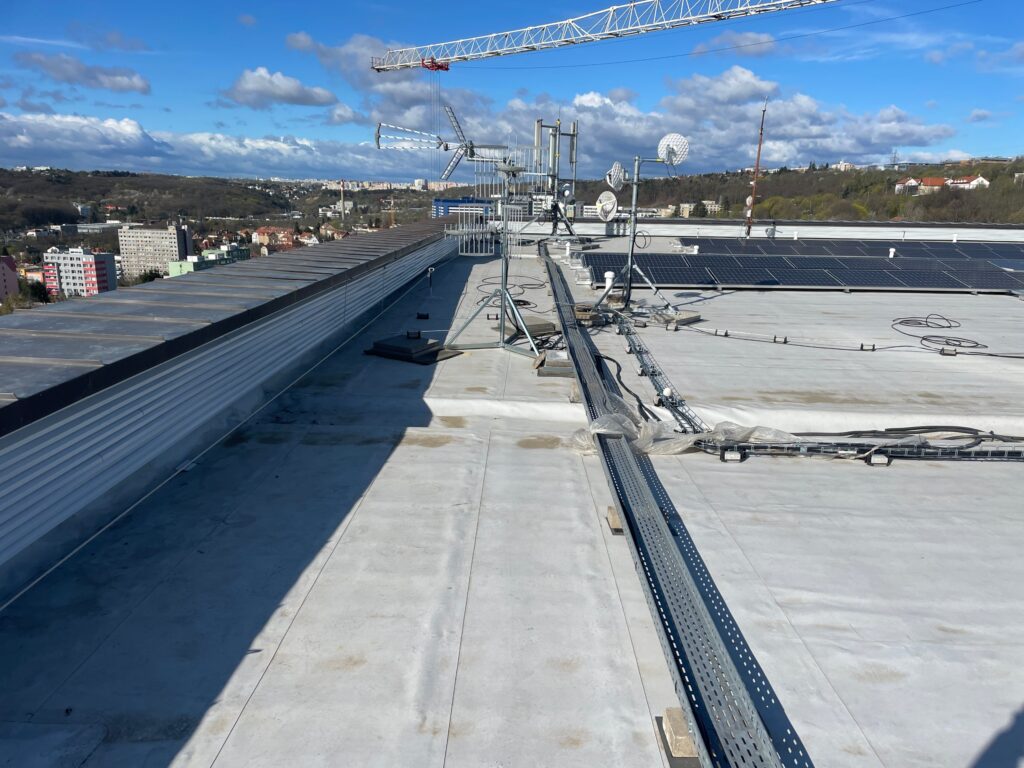 Hotová hydroizolácia z PVC fólie s fotovoltikou a anténami – hydroizolácia plochých striech, Nemocnica Na Homolce, Praha