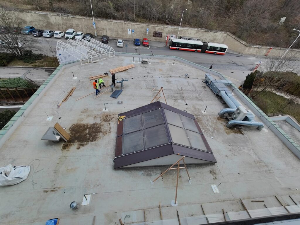 Plochá strecha so svetlíkom počas prác – hydroizolácia plochých striech, Nemocnica Na Homolce, Praha