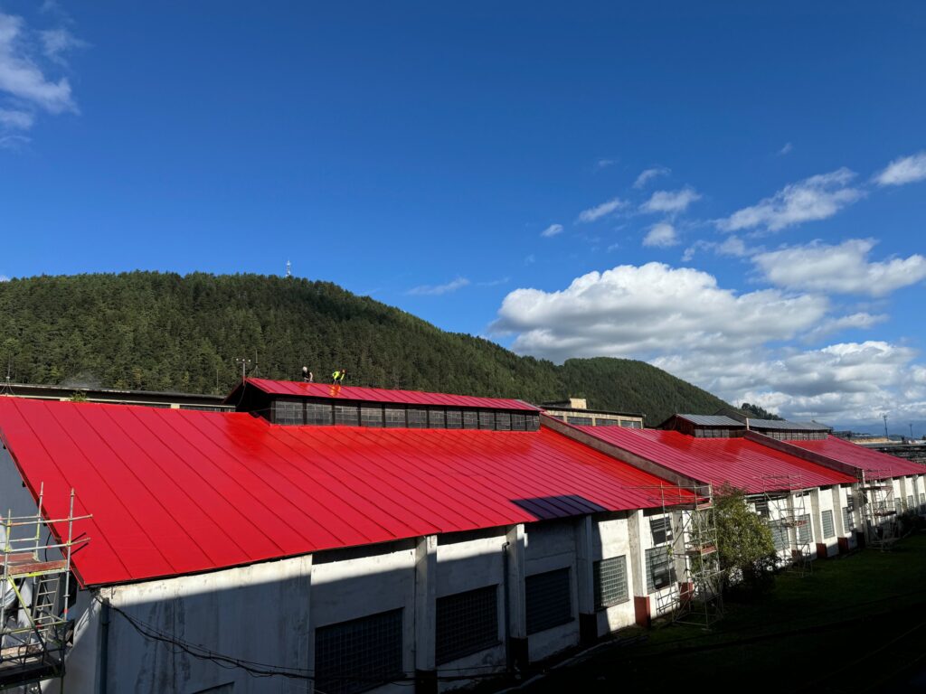 Nanášanie náteru na strechu s istením proti pádu – renovácia náteru strechy, Mondi SCP Ružomberok