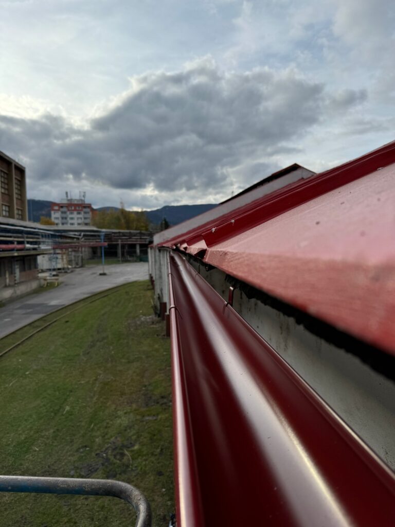 Nové odkvapové žľaby po renovácii strechy – renovácia náteru strechy, Mondi SCP Ružomberok