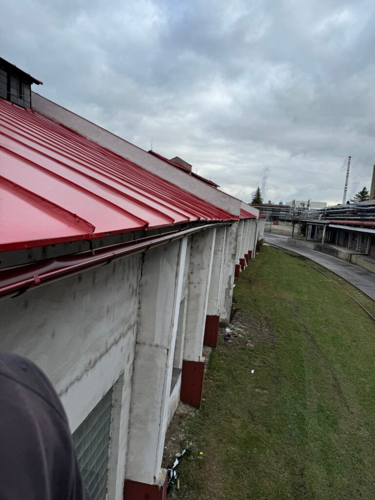 Renovovaná strecha a nové žľaby výrobnej haly – renovácia náteru strechy, Mondi SCP Ružomberok