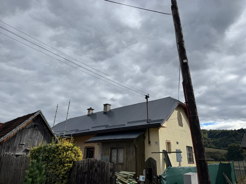 Hotová plechová strecha so snehovými zábranami a novými odkvapmi – Sedliacka Dubová