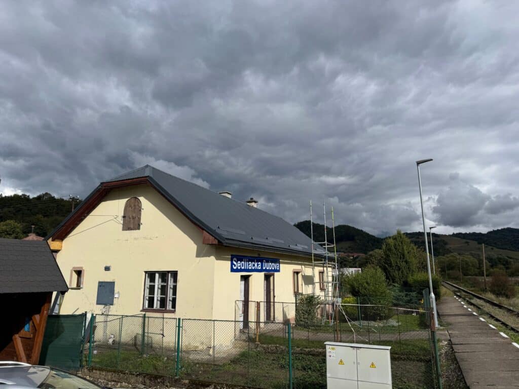 Renovovaná strecha s novou plechovou krytinou – Sedliacka Dubová, Orava