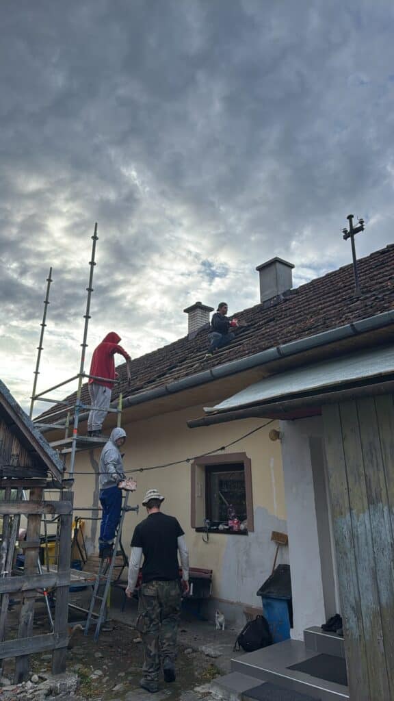 Demontáž pôvodnej škridlovej strechy – renovácia strechy, Sedliacka Dubová, Orava